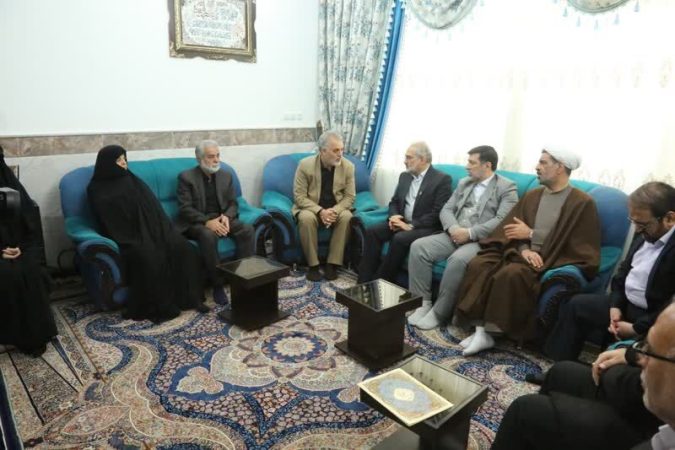 دیدار معاون رییس جمهور با خانواده ۲ شهید مدافع حرم در قم دیدار معاون رییس جمهور با خانواده ۲ شهید مدافع حرم در قم