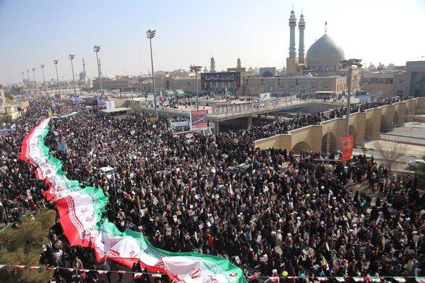 روایتی از شکوه دلدادگی مردم قم در جشن انقلاب روایتی از شکوه دلدادگی مردم قم در جشن انقلاب