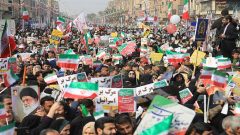 راهپیمایی ۲۲ بهمن با حضور پرشور مردم در قم آغاز شد