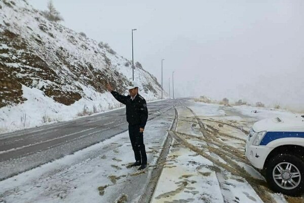 پلیس در جاده های برفی به حالت آماده باش است/تردد فقط با زنجیر چرخ پلیس در جاده های برفی به حالت آماده باش است/تردد فقط با زنجیر چرخ