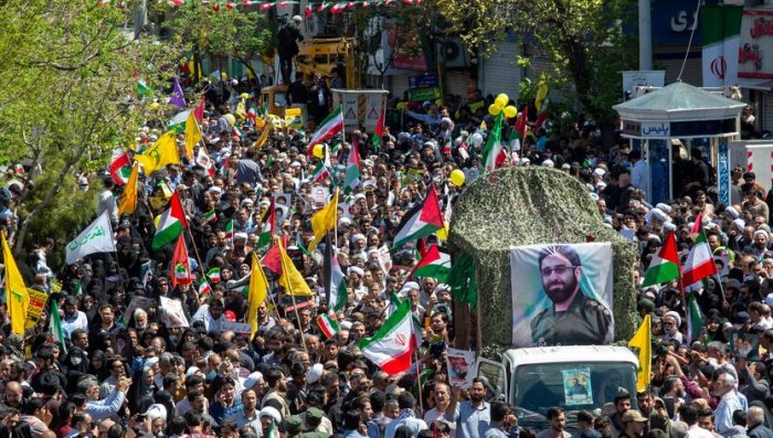 وداع با پیکر شهید محسن صداقت در راهپیمایی روز جهانی قدس در قم وداع با پیکر شهید محسن صداقت در راهپیمایی روز جهانی قدس در قم