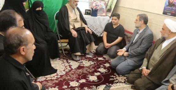 دیدار رییس بنیاد شهید با خانواده شهید «محسن صداقت» در قم دیدار رییس بنیاد شهید با خانواده شهید «محسن صداقت» در قم
