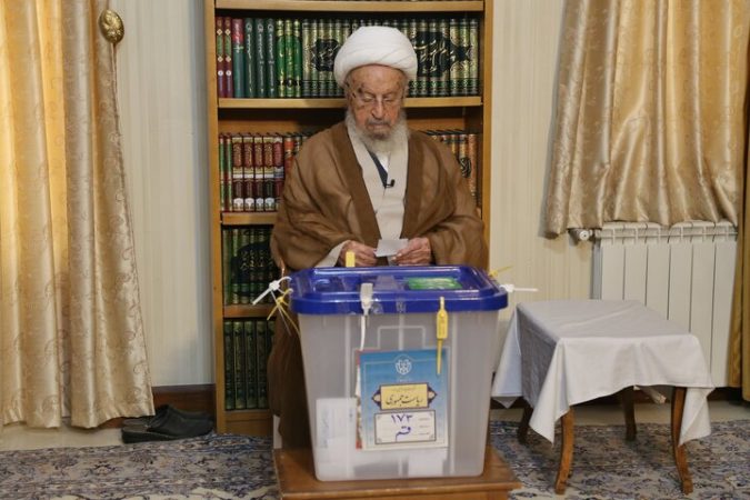 آیتالله مکارم شیرازی رأی خود را در صندوق انداخت آیتالله مکارم شیرازی رأی خود را در صندوق انداخت