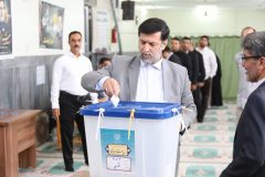 استاندار قم رای خود را به صندوق انداخت