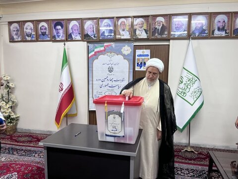 آیت الله اراکی رأی خود را به صندوق انداخت آیت الله اراکی رأی خود را به صندوق انداخت