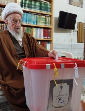 آیت الله مکارم شیرازی رای خود را به صندوق انداخت آیت الله مکارم شیرازی رای خود را به صندوق انداخت