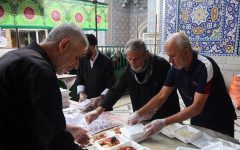 خدمت‌رسانی موکب‌ها به عزاداران حسینی در حرم مطهر بانوی کرامت