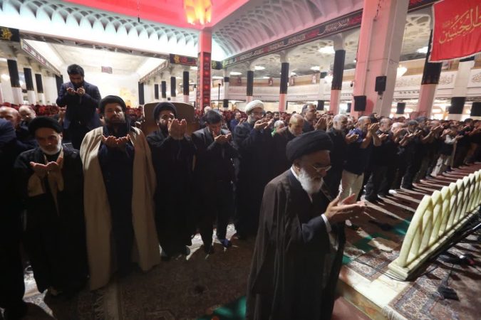 نماز جماعت ظهر عاشورا در قم اقامه شد نماز جماعت ظهر عاشورا در قم اقامه شد
