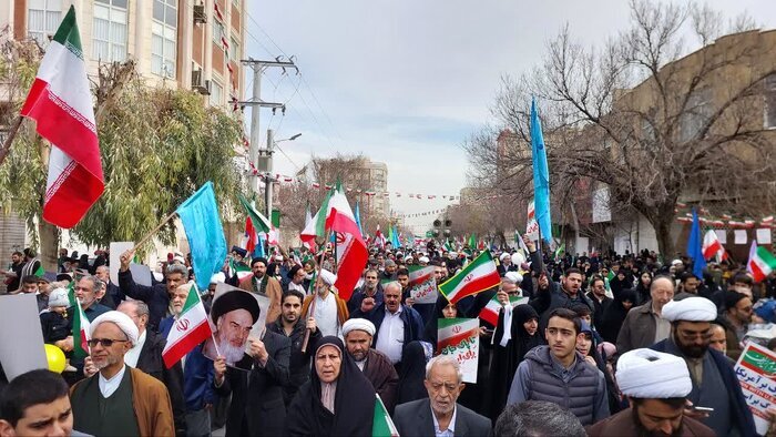حضور حماسی و باشکوه مردم قم در راهپیمایی ۲۲ بهمن/جلوه ای دیگر از اتحاد ملی